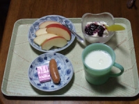 2/12　朝食　りんご、ウィンナー、鉄分チーズ、豆乳ヨーグルト＋ブルーベリーソース、リンゴ酢入り牛乳