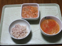 2/12　昼食　キムチ納豆、トマトとねぎのスープ、雑穀ご飯
