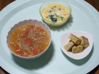 2/12　夕食　トマトとねぎのスープ白滝入り、ほうれん草とささみのキッシュ風、高野豆腐のカレー焼き