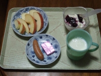 2/13　朝食　りんご、ウィンナー、鉄分チーズ、豆乳ヨーグルト＋ブルーベリーソース、リンゴ酢入り牛乳