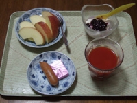 2/14　朝食　りんご、ウィンナー、鉄分チーズ、豆乳ヨーグルト＋ブルーベリーソース、リンゴ酢入りトマトジュース