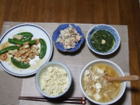 2/14　夕食　スナップエンドウとシーフードのガリバタ醤油炒め、めかぶ、こんにゃくの白和え、豆腐とえのきのとろとろスープ、ソイライス