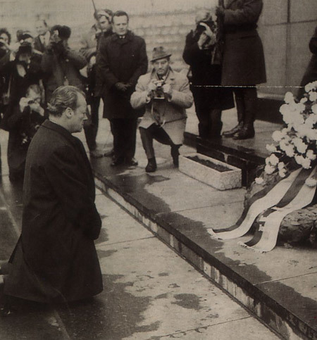 西ドイツのブラント元首相は1970年12月7日、ポーランドの「ワルシャワ・ゲットー」（ユダヤ人慰霊塔）で跪き、ナチスの犯罪については謝罪