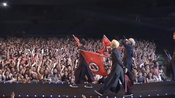 「BTS」(防弾少年団)が、ライブでナチスのハーケンクロイツを真似した旗を振り回していた