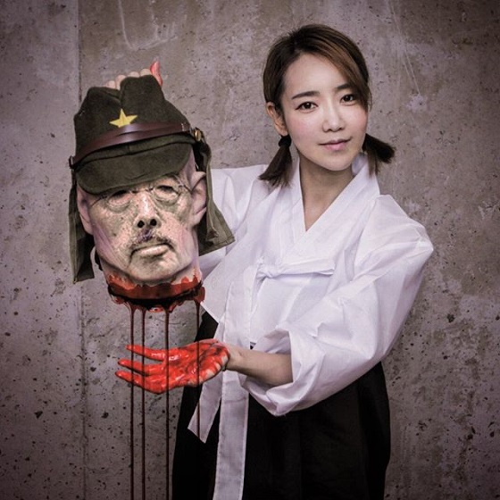 米国の韓国人モデル兼写真家のジョン・ユンア（Yoonajyoung）が先帝陛下（昭和天皇）の生首を公開！