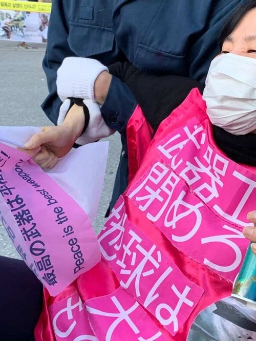 １月24日午後３時、キャンプ・シュワブのゲート前の抗議行動には、韓国から訪れた女性グループ「平和オモニ会」の約20人が参加しました。「戦争はない」「武器よ去れ」とシュプレヒコールをあげながら、座り込みにも