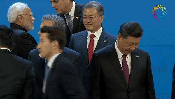 【悲報】韓国の文在寅大統領、G20で会話に入れず終始キョロキョロ