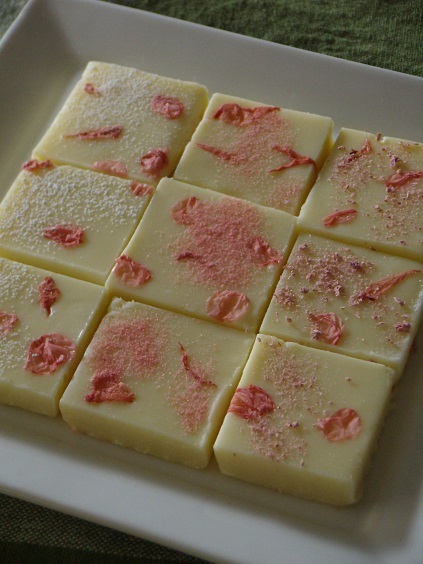 レモンちゃんの手作りお菓子レシピノート 桜の石畳チョコレート ホワイトチョコレート