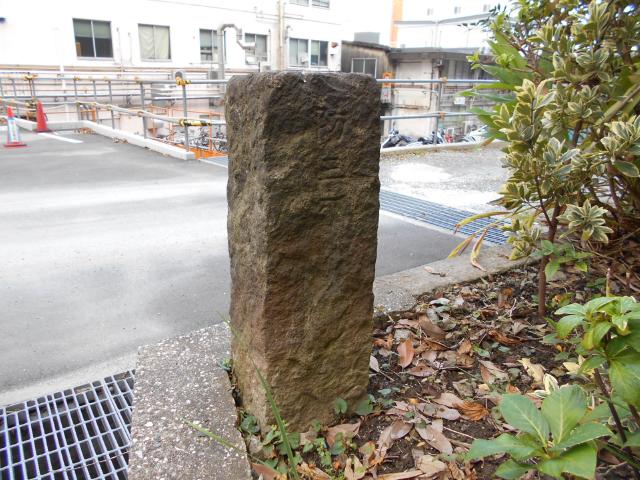 横須賀共済病院駐車場陸軍境界石 (3)