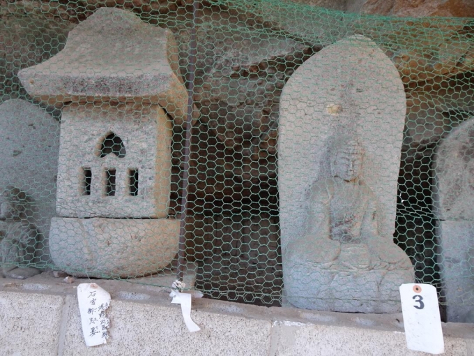 左のお宮が浅野内匠頭夫妻、右が大石内蔵助像
