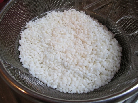 米をザルに上げる１