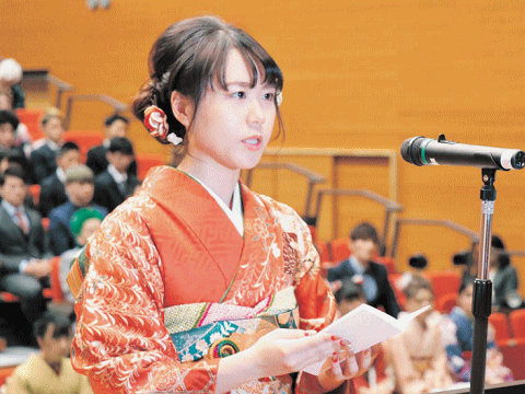 成人式で誓いの言葉を述べる福島の綺麗な女性