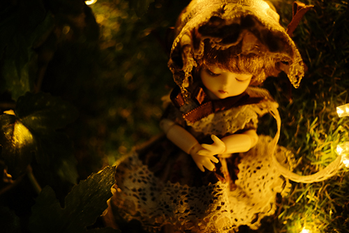 DOLL FACTORY・Baby Ariの小さな眠り目の子、Emma（エマ）。夜の不思議な森の中で、眠っている少女。