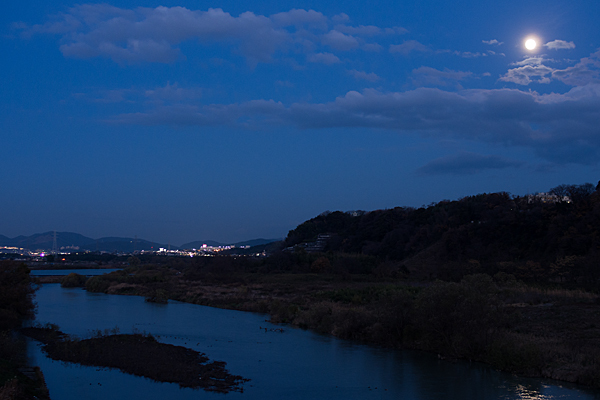 庄内川と満月
