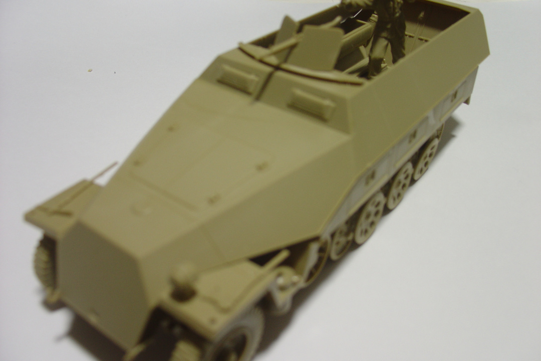 タミヤのミリタリーミニチュアシリーズ No.195 ドイツ軍 ハノマーク装甲兵員輸送車を組み立てた物 後方から