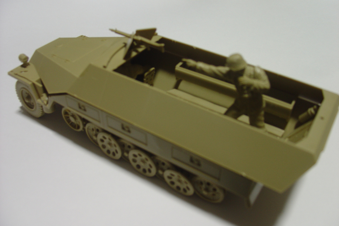 タミヤのミリタリーミニチュアシリーズ No.195 ドイツ軍 ハノマーク装甲兵員輸送車を組み立てた物 左斜め後方から