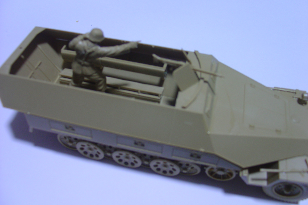 タミヤのミリタリーミニチュアシリーズ No.195 ドイツ軍 ハノマーク装甲兵員輸送車を組み立てた物 右横から