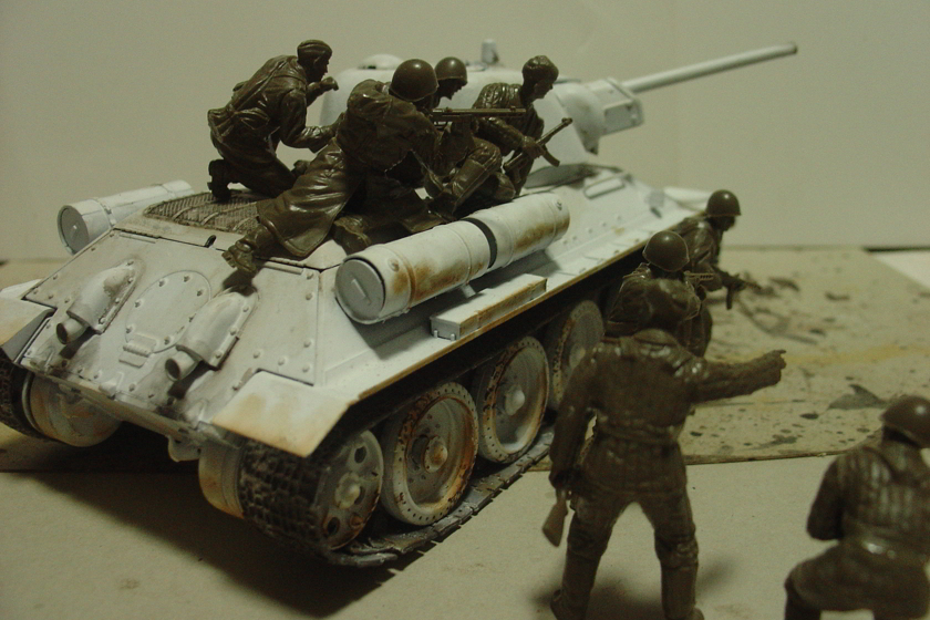 タミヤのミリタリーミニチュアシリーズ  ソ連軍 T-34戦車とソビエト歩兵進撃セットの写真