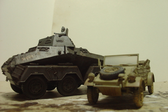 タミヤのミリタリーミニチュアシリーズのNo.297 ドイツ軍 八輪重装甲車とNo.213 ドイツ軍 キューベルワーゲンの写真