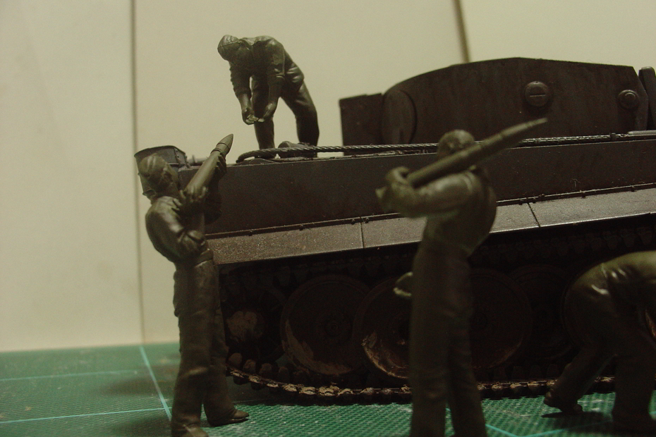 タミヤのミリタリーミニチュアシリーズ  No.188 ドイツ戦車兵 砲弾搭載セット その４