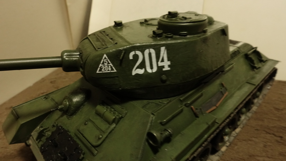 ドラゴンの DR6066 ソ連軍 T-34/85 Mod.1944 その１