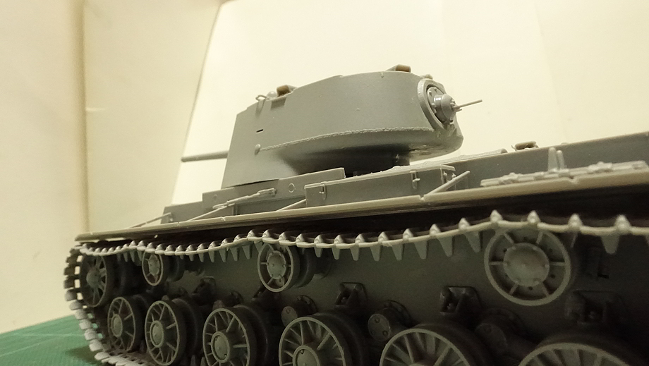 トランペッター ソビエト軍 KV-1 重戦車 1942年型 軽量化鋳造砲塔 その４