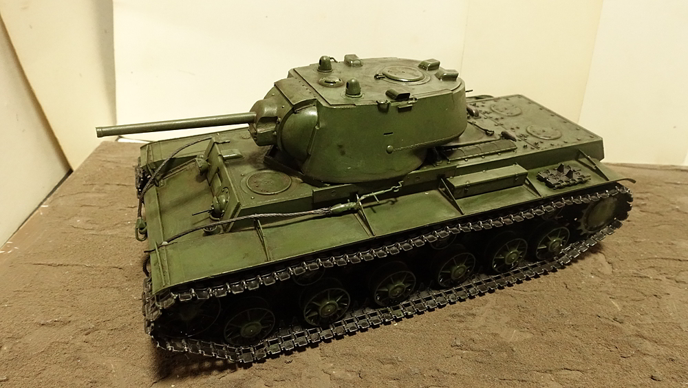 トランペッター ソビエト軍 KV-1 重戦車 1942年型 軽量化鋳造砲塔２ その１
