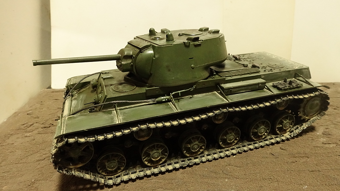 トランペッター ソビエト軍 KV-1 重戦車 1942年型 軽量化鋳造砲塔２ その１