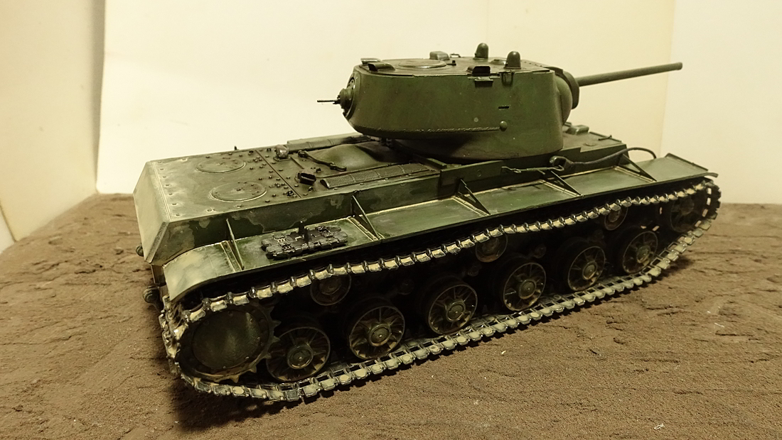 トランペッター ソビエト軍 KV-1 重戦車 1942年型 軽量化鋳造砲塔 その２