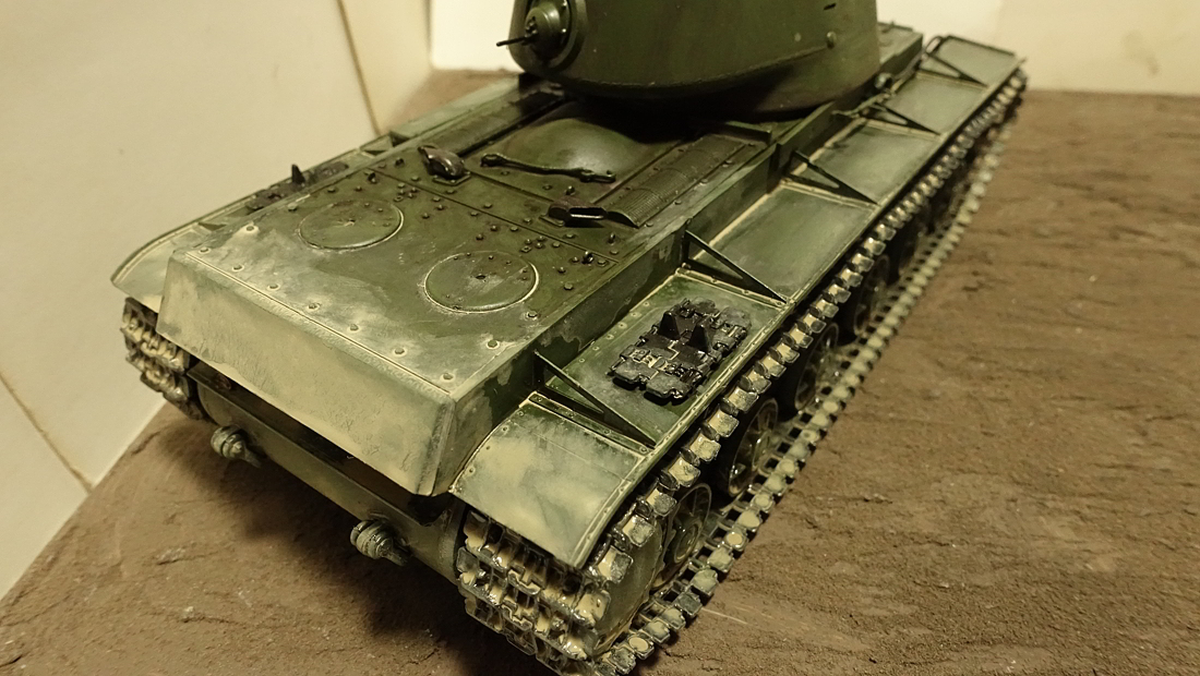トランペッター ソビエト軍 KV-1 重戦車 1942年型 軽量化鋳造砲塔 その４