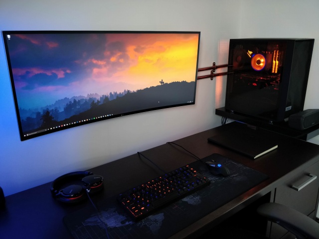 PC_Desk_UltlaWideMonitor38_37.jpg